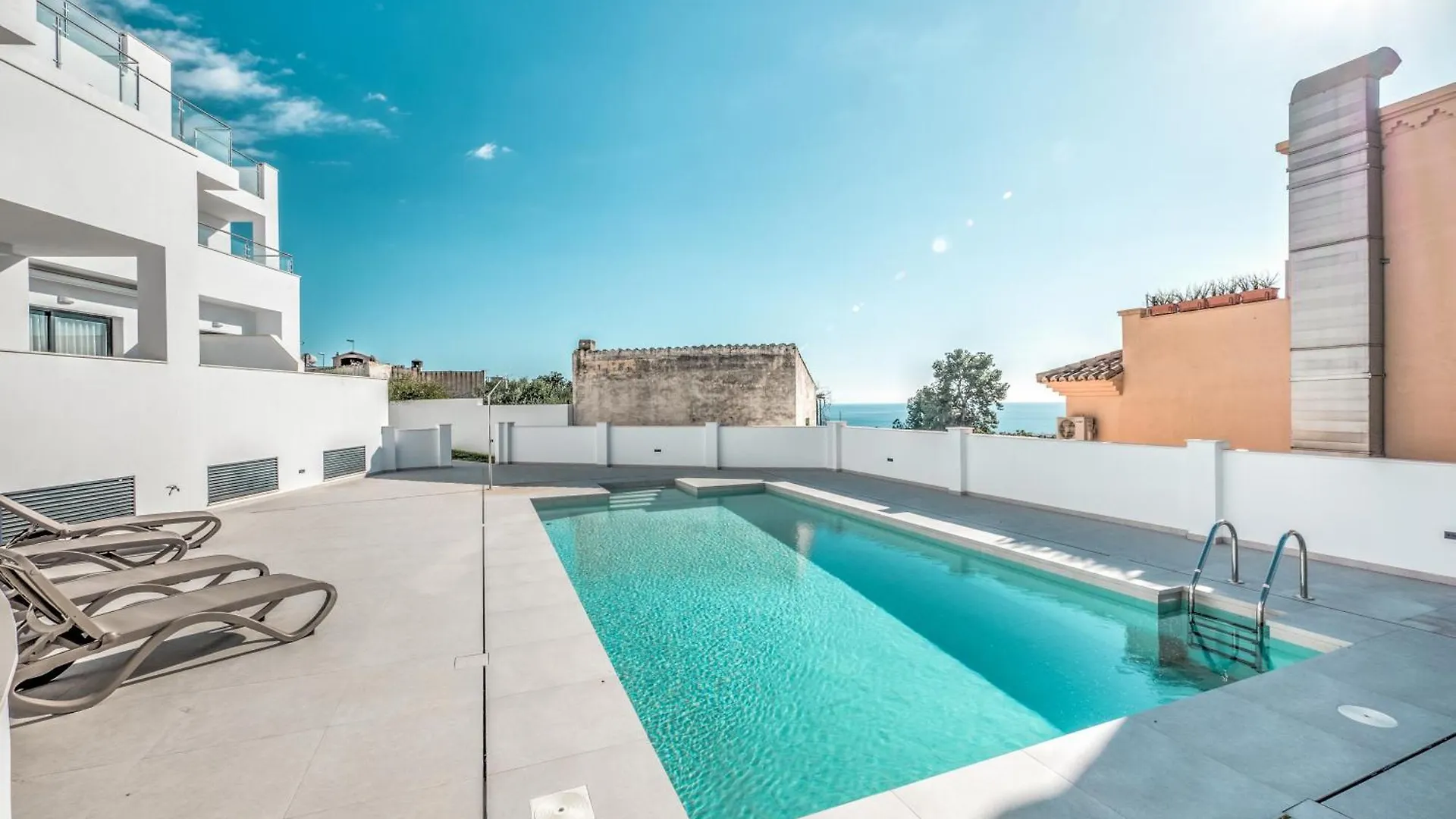 Modern Townhouse With 3 Terraces, Pool And Views Βίλα Nerja 0*,  Ισπανία