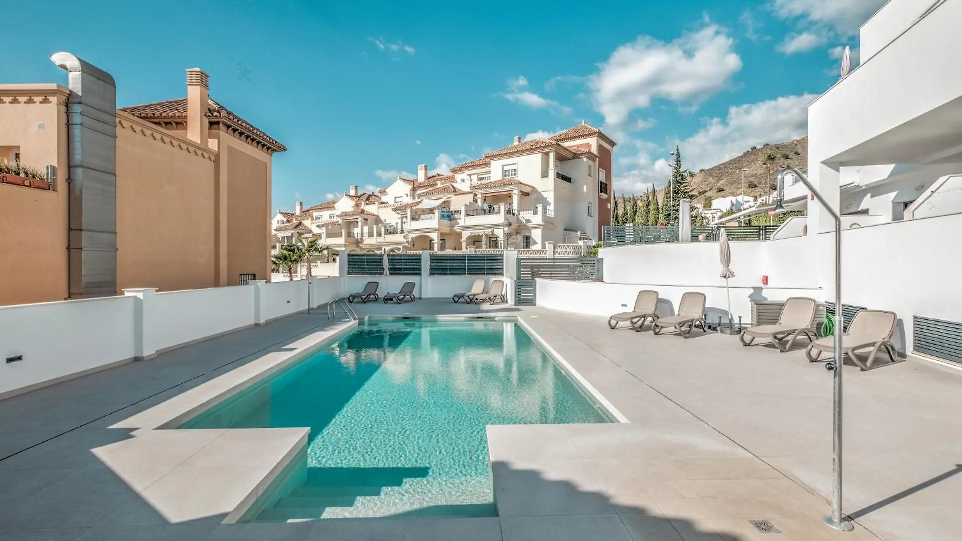 Modern Townhouse With 3 Terraces, Pool And Views Βίλα Nerja 0*,