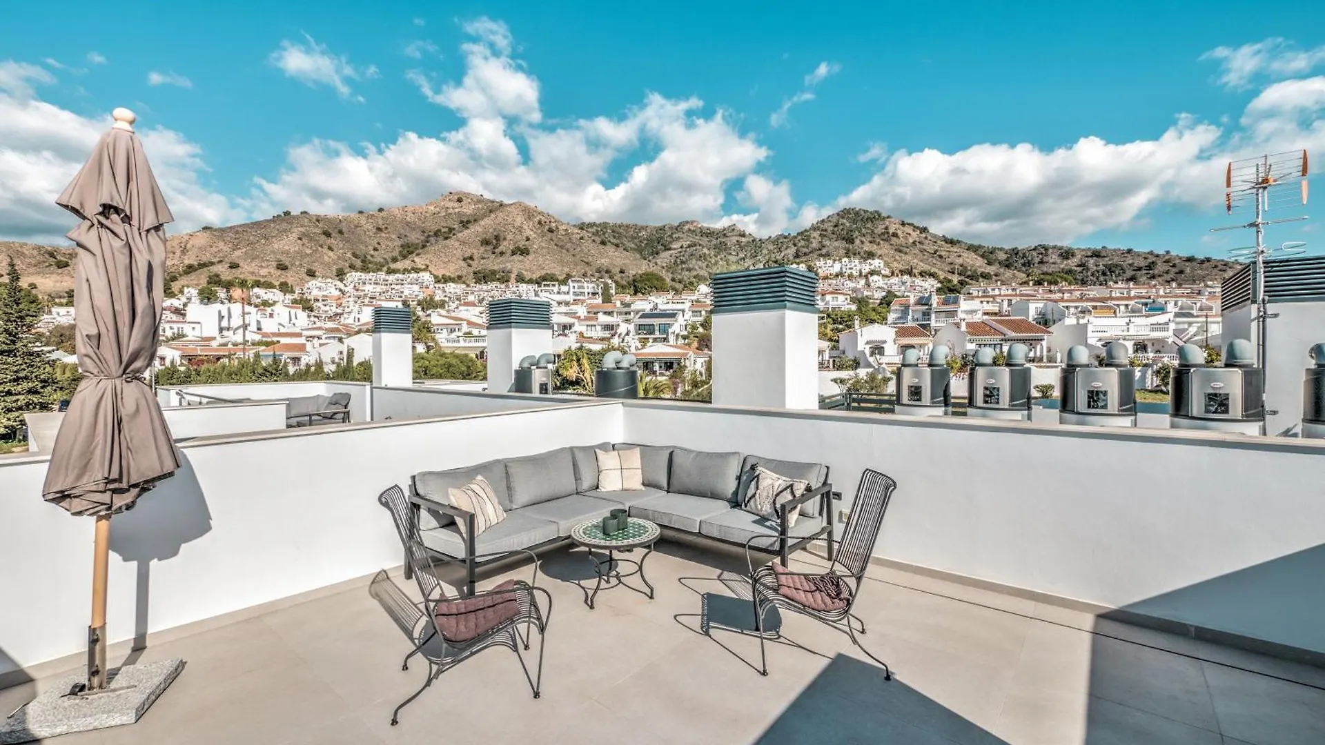 Modern Townhouse With 3 Terraces, Pool And Views Βίλα Nerja Σπίτι διακοπών