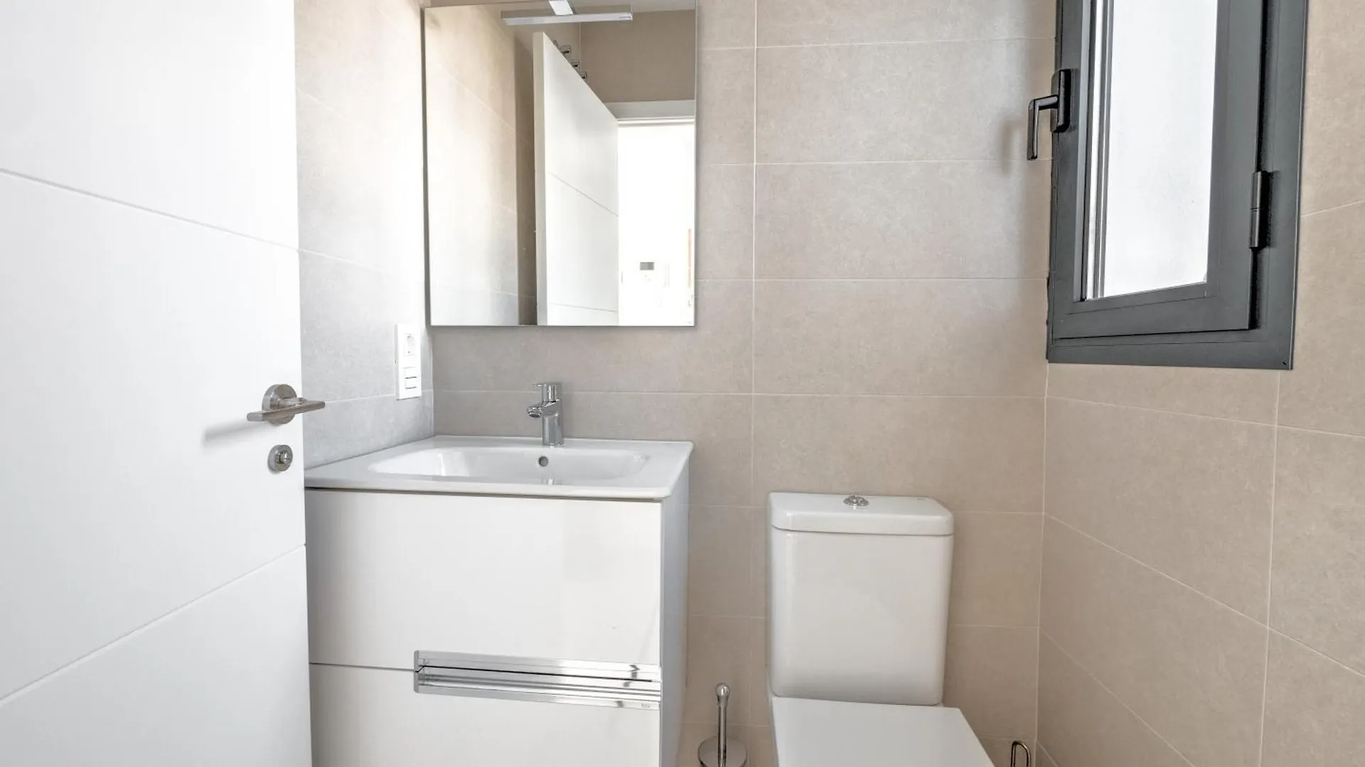 Modern Townhouse With 3 Terraces, Pool And Views Βίλα Nerja 0*,