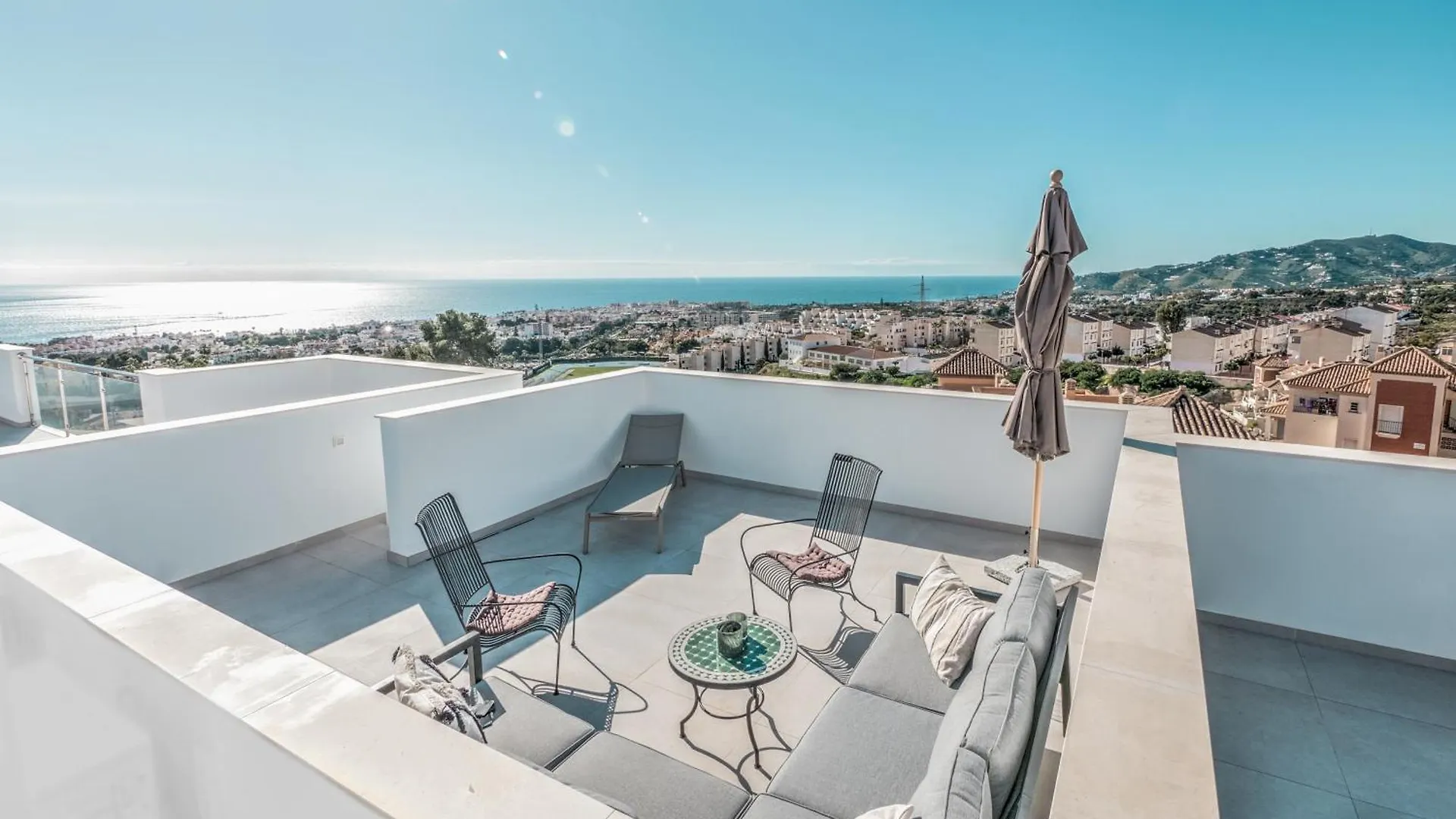Modern Townhouse With 3 Terraces, Pool And Views Βίλα Nerja