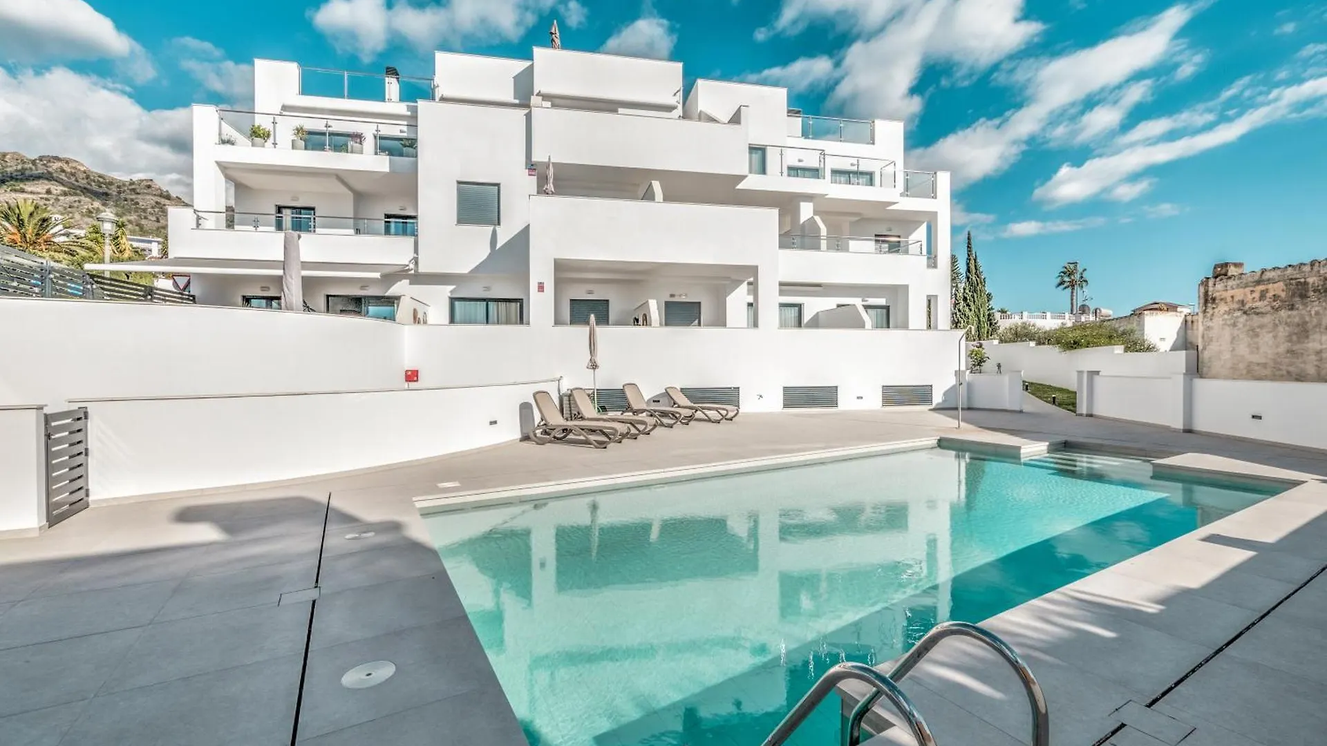 Semesterbostad Modern Townhouse With 3 Terraces, Pool And Views Villa Nerja